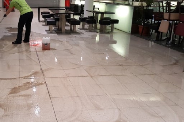 Grundreinigung Boden -vorher-